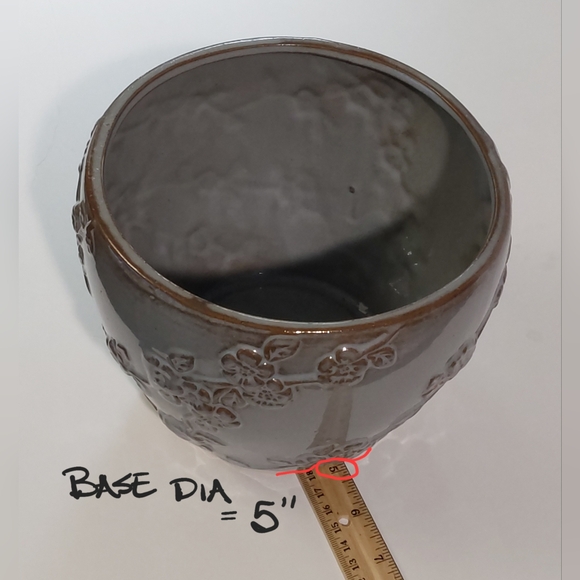 JAPANESE VASE Porcelain / 6" H x 7" W - Picture 6 of 6